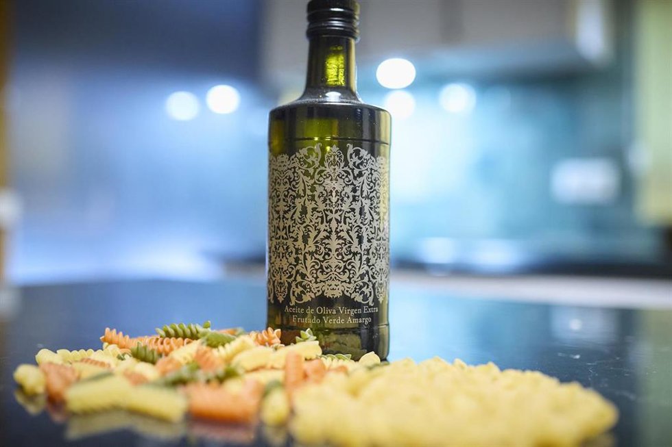 Archivo - Diferentes tipos de pasta y una botella de aceite en imagen de archivo. 