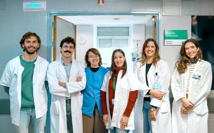 El equipo investigador en el ensayo clínico: hematólogos, farmacéuticas, coordinadora y enfermeras.