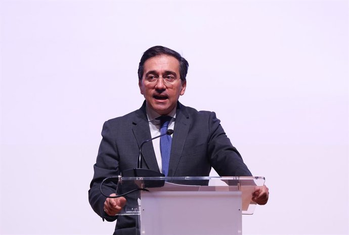 O Ministro de Relações Exteriores, União Europeia e Cooperação, José Manuel Albares, durante a abertura da conferência HearUs 2025, intitulada "Promovendo a responsabilidade para as mulheres do Afeganistão", em 12 de dezembro de 2025, em Madri.