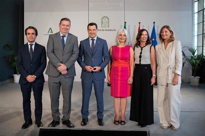El presidente de la Junta de Andalucía, Juanma Moreno, junto al presidente del Consejo Andaluz de Administradores de Fincas Colegiados (Cafincas), Manuel Jiménez Caro, y a más representantes del citado Consejo.
