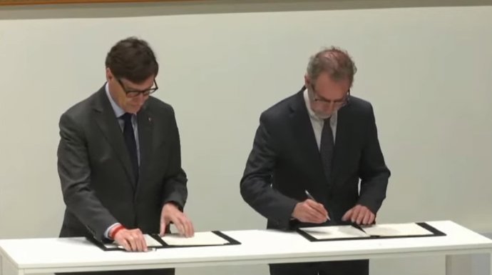 El presidente de la Generalitat, Salvador Illa, y el presidente del Cicac, Rogeli Montoliu, firman un acuerdo que prevé una aportación adicional de 5,7 millones de euros anuales durante 4 años para reforzar el servicio de Asistencia Jurídica Gratuita