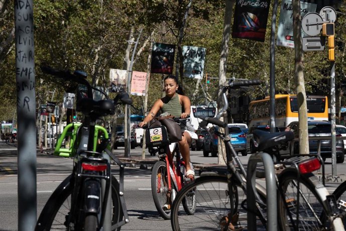 Archivo - Una persona circula en bicicleta eléctrica, a 13 de septiembre de 2024, en Barcelona, Cataluña (España)