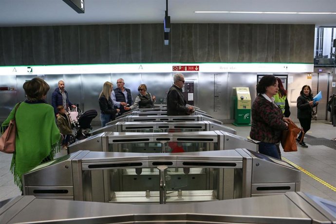 Archivo - Viajeros en el metro de Granada.