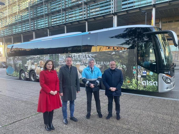 Begoña López., directora general de Agricultura, Agroindustria y Desarrollo Rural; Marcelino Marcos, consejero de Medio Rural y Política Agraria; José Carlos Fernández, responsable de operaciones de Alsa en Asturias y Joaquín Sánchez, conductor de Alsa.
