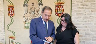 El delegado del Gobierno andaluz, Ricardo Sánchez, con la delegada territorial de Inclusión Social, María Luisa Cava.