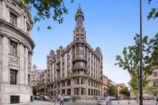 Archivo - Un edificio de oficinas ubicado en el centro de Barcelona.