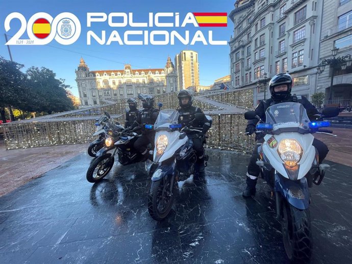 Agentes de Policía Nacional en Oviedo durante la Navidad de 2025.