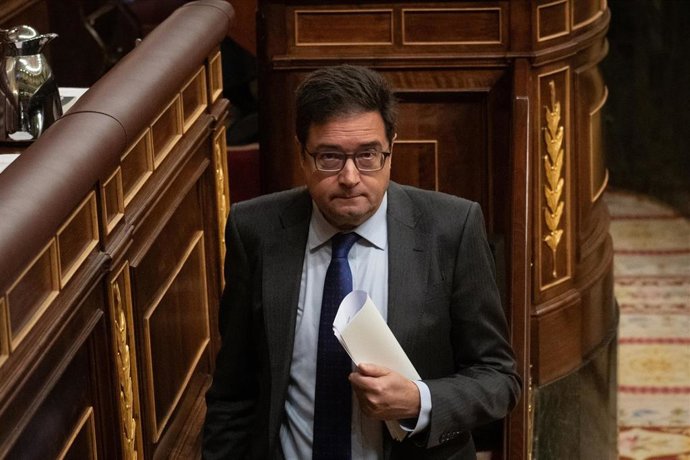 El ministro para la Transformación Digital, Óscar López, durante una sesión plenaria en el Congreso, a 11 de diciembre de 2025, en Madrid (España). 