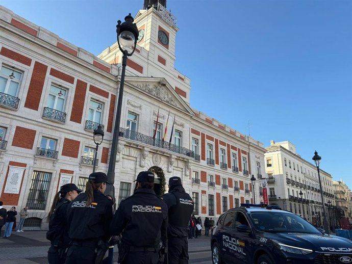 Policía Nacional vigila en la zona de la Puerta del Sol.