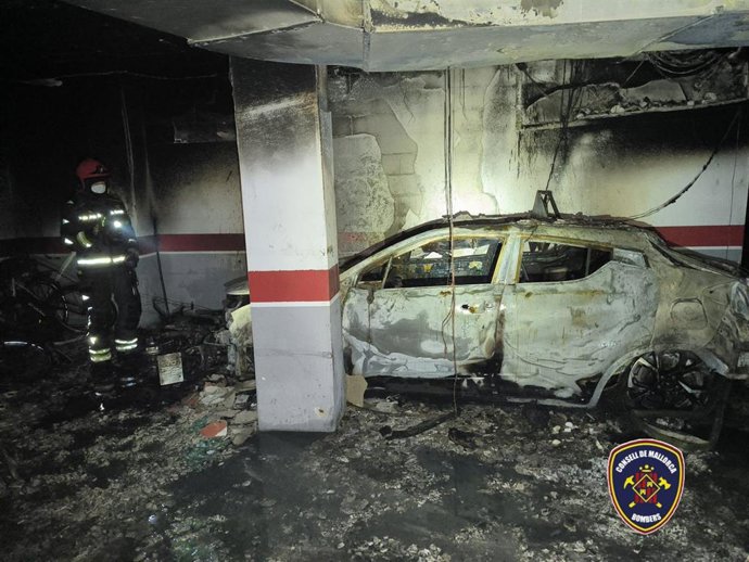 Un bombero junto al vehículo híbrido donde se inició el fuego