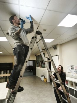 Trabajador en limpieza industrial