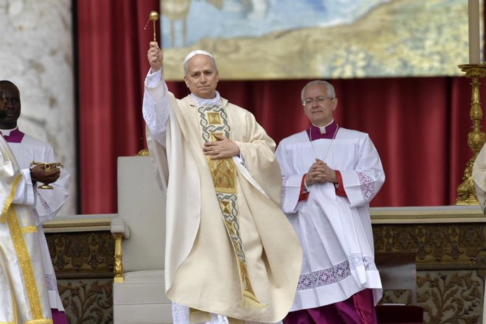 Archivo - El Papa León XIV durante la misa de inicio de su Pontificado, en la plaza de San Pedro, a 17 de mayo de 2025, en Ciudad del Vaticano. Con esta ceremonia se marca el inicio del ministerio petrino del estadounidense Robert Prevost, el Papa León XI