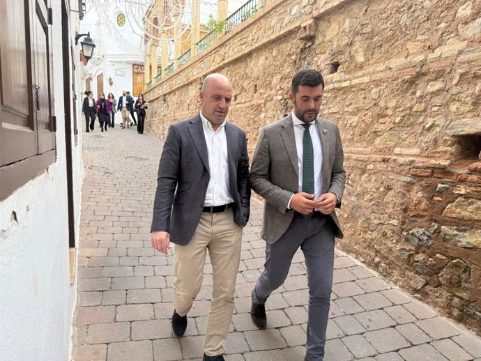 El presidente de la Diputación de Almería y el alcalde de Mojácar durante una visita al municipio.