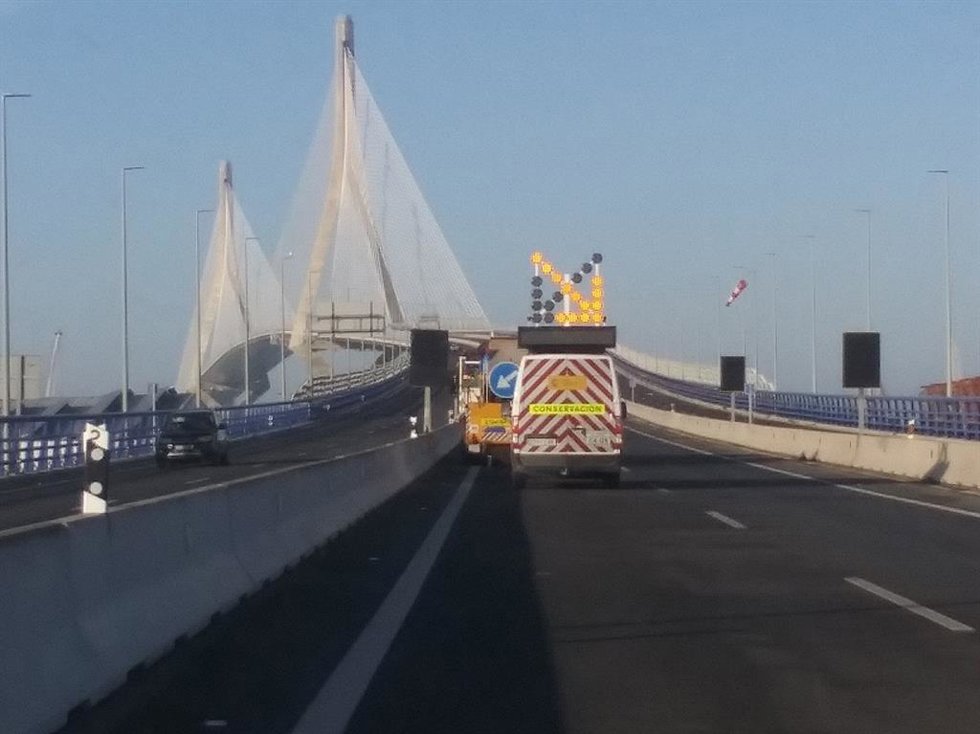 Archivo - Vehículos de mantenimiento en el Puente de la Constitución en Cádiz.