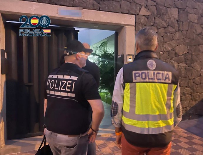Agentes de Policía de Tenerife y Alemania en el registro de la vivienda del falso inversor en Tenerife