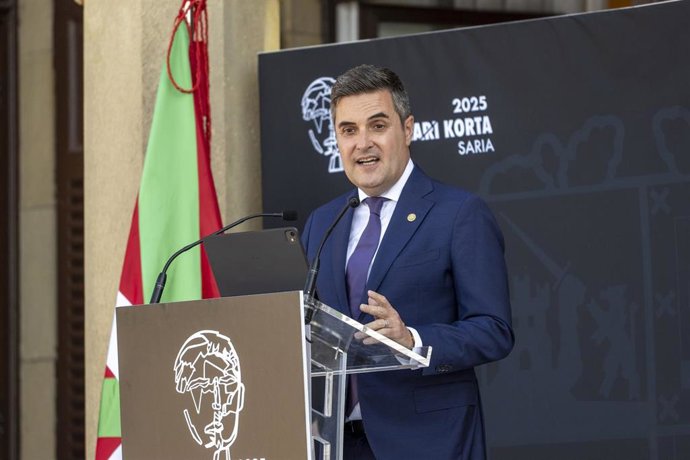 Archivo - El consejero de Industria, Mikel Jauregi, interviene durante el acto de entrega del premio ‘Joxe Mari Korta 2025’, en el Palacio Miramar, a 10 de julio de 2025, en San Sebastián, Guipúzcoa, País Vasco (España).
