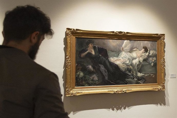 Visitantes en la muestra 'La pintura contemporánea en la Colección Unicaja' en Gijón.
