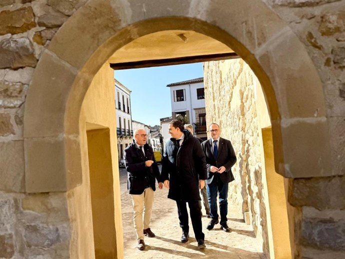 Visita al paño de muralla restaurada