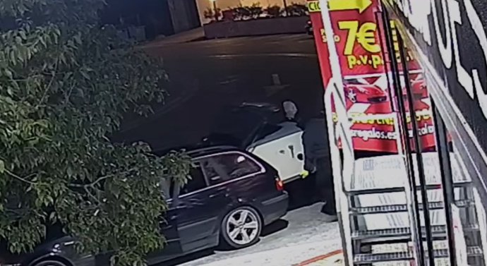 Grabación de la caja fuerta del Camión de los Regalos siendo cargada en un cohce por encapuchados