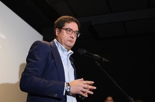 El ministro para la Transformación Digital y de la Función Pública, Óscar López, presenta la nueva factoría de creación y postproducción audiovisual en Madrid, en Elamedia Estudios, a 19 de diciembre de 2025, en Madrid (España). La iniciativa, que surge d