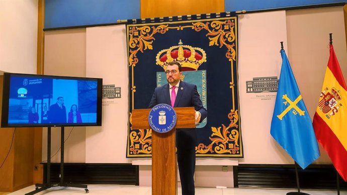 El presidente del Principado de Asturias, Adrián Barbón, en rueda de prensa.