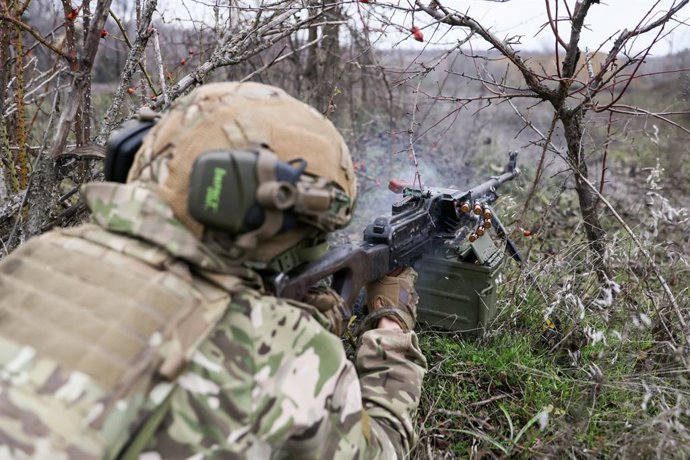RÚSSIA, REPÚBLICA POPULAR DE LUGANSK - 5 DE DEZEMBRO DE 2025: Um militar do 752º Regimento de Rifles Motorizados de Guardas da 3ª Divisão de Rifles Motorizados do 20º Exército de Armas Combinadas de Guardas do Grupo de Forças Zapad [Ocidental] da Rússia p