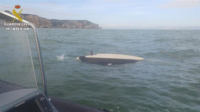 La embarcación de la familia rescatada por la Guardia Civil frente a la costa de Girona