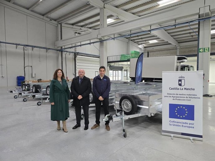 El Gobierno regional entrega remolques de carga 18 agrupaciones de voluntarios de Protección Civil.