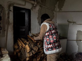 Archivo - Una mujer ucraniana residente en la provincia de Mikolaiv en medio del invierno y ante la invasión desatada por Rusia en febrero de 2022