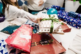 Niños abren sus regalos de Navidad, a 25 de diciembre de 2025, en Valencia, Comunidad Valenciana (España). Según el Informe de Compra de Juguetes de 2025, los españoles tienden a adelantar la compra de los juguetes por ahorro y organización, con los super