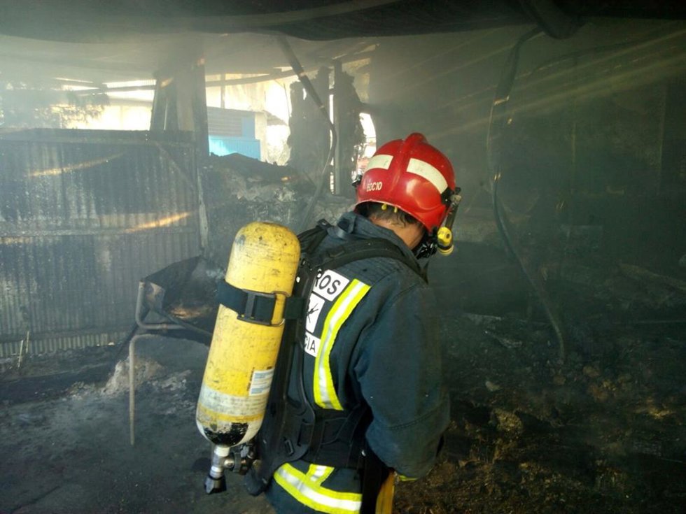 Archivo - Un bombero del CEIS en un incendio