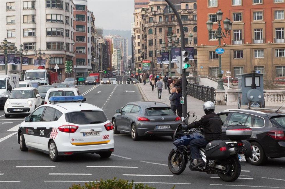 Archivo - Un vehículo de la Policía Municipal patrulla por el centro de Bilbao en el Puente del Ayuntamiento