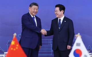 Archivo - Encuentro entre el presidente de China, Xi Jinping (izquierda), y su homólogo de Corea del Sur, Lee Jae Myung (derecha) en los márgenes del Foro de Cooperación Económica Asia-Pacífico (APEC), en la ciudad surcoreana de Gyeongju (archivo)