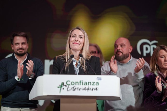 La presidenta de Extremadura, María Guardiola, durante el seguimiento de la noche electoral 