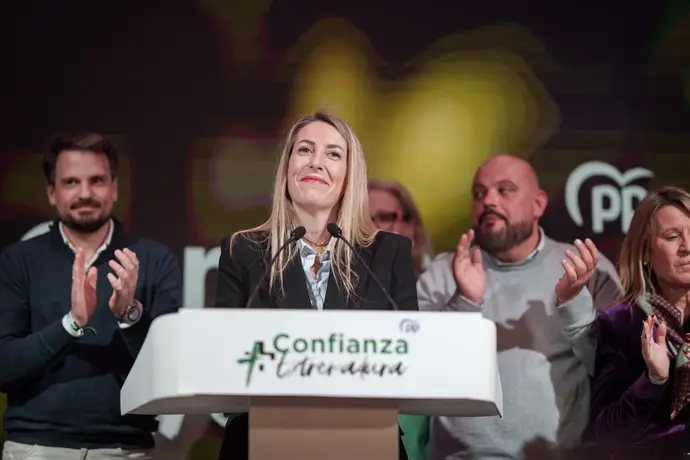María Guardiola durante el seguimiento de la noche electoral