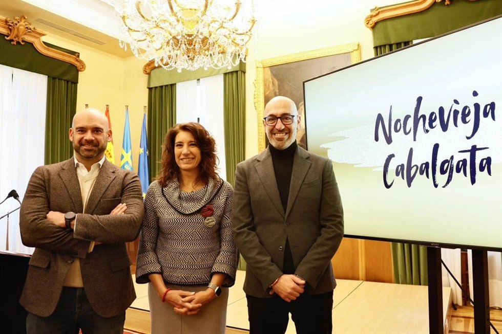 Jesús Martínez Salvado, concejal de Festejos; Nuria Bravo, concejala de Seguridad Ciudadana y Emergencias; y Oliver Suárez, presidente de Divertia.