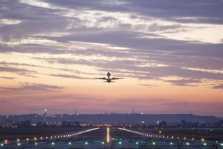 Archivo - Avión despega de un aeropuerto. Imagen de archivo