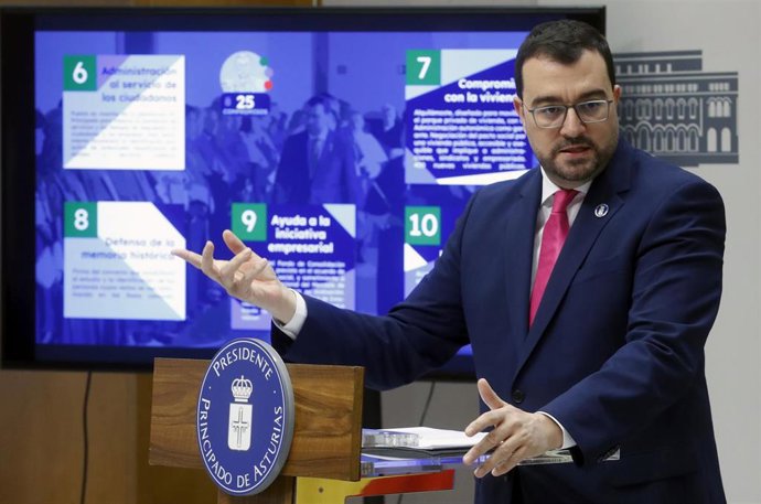 El presidente del Principado de Asturias, Adrián Barbón, en rueda de prensa.