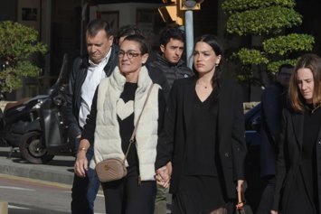 Sol Daurella y su hija, a su llegada al funeral de Carles vilarrubí.