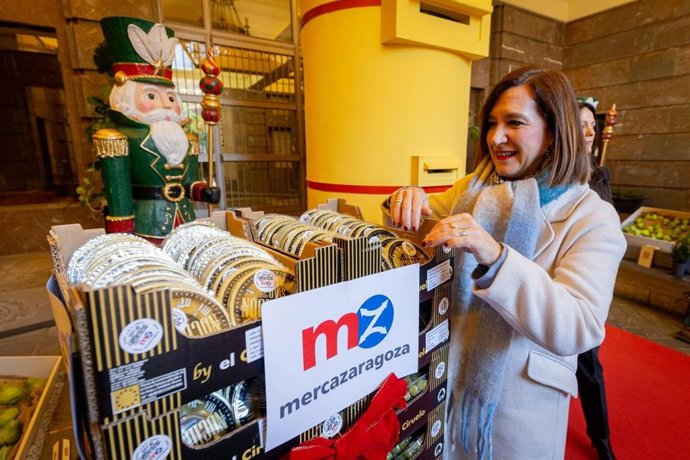 La consejera municipal de Cultura, Educación y Turismo del Ayuntamiento de Zaragoza, Sara Fernández, recibe las 3.000 bolsas de uvas de la Nochevieja.