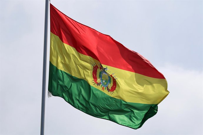 Archivo - Arquivo - 20 de junho de 2025, São Petersburgo, Rússia: A bandeira nacional da Bolívia tremulando ao vento em um mastro em São Petersburgo, Rússia.