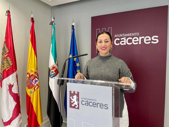 La concejala de Festejos de Cáceres, Soledad Carrasco, en una rueda de prensa en la presentación de la Cabalgata de Reyes Magos