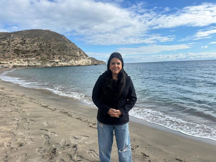 La parlamentaria del PP Mónica Morales en una playa de Cabo de Gata (Almería).