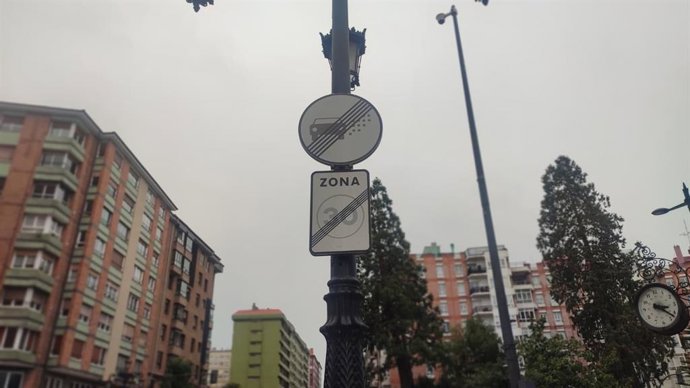 Señal indicativa del fin de la Zona de Bajas Emisiones (ZBE) en Oviedo.