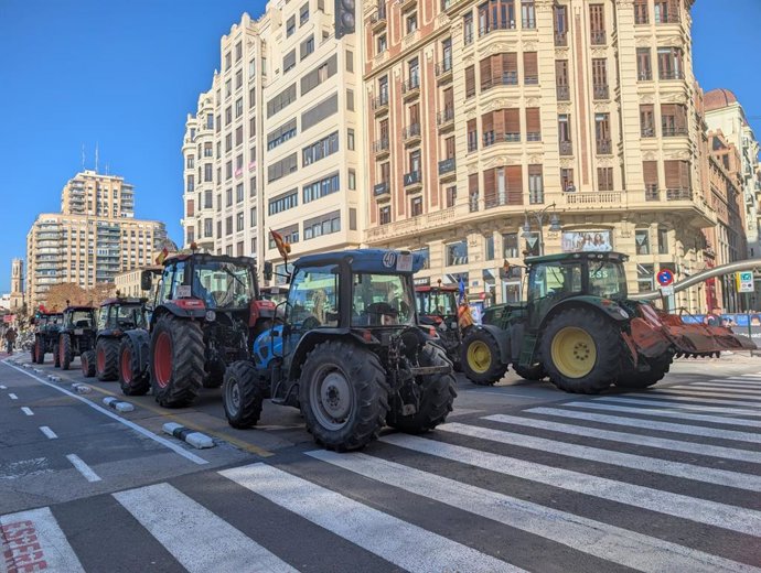 Tractorada convocada per Unaspi en el carrer Xàtiva de València