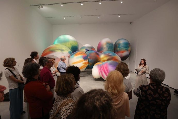 Visitantes frente a la obra Faux Rocks (2007) de Katharina Grosse, durante la celebración del homenaje dedicado a Helga de Alvear