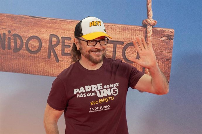Archivo - El director y protagonista de la película, Santiago Segura, posa durante el preestreno de la película 'Padre no hay más que uno, 5', en los Cines M4, a 21 de junio de 2025, en Alfafar, Valencia, Comunidad Valenciana (España). Este preestreno tie