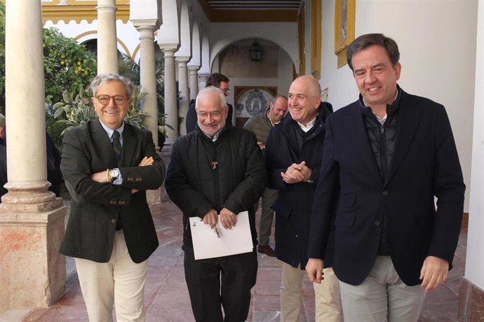 El presidente de la Diputación de Córdoba, Salvador Fuentes (izda.), en su visita a Lucena.