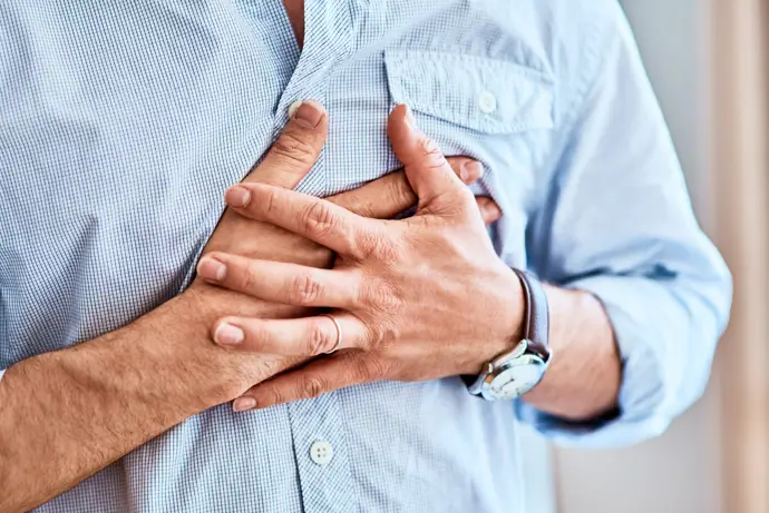 Hombre con dolor en el pecho