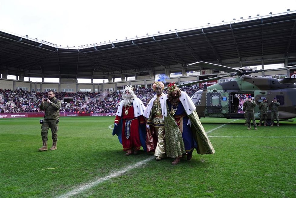 Archivo - Imagen de archivo de la llegada de los Reyes Magos a Las Gaunas en el Helicóptero del Bhelma III.